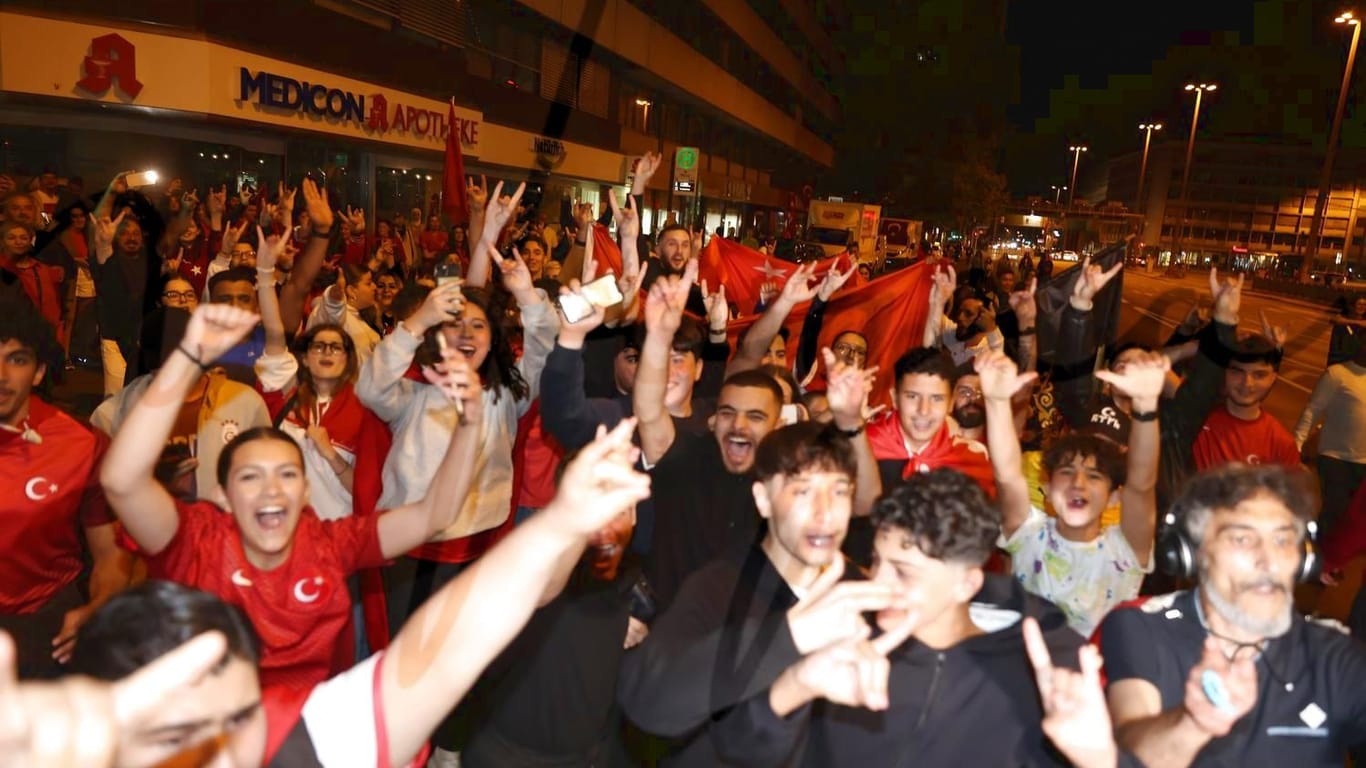 Türkische Fußballfans feierten am Samstagabend trotz der Niederlage ihres Nationalteams am Nürnberger Plärrer. Dabei zeigten mehrere von ihnen den Wolfsgruß.