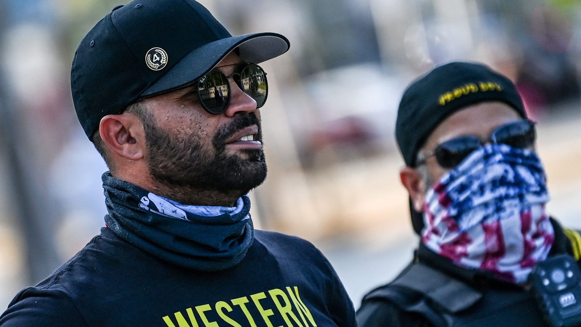 Der Anführer der rechtsextremen Proud Boys-Gruppierung, Enrique Tarrio (l.), in Miami (Archivbild). Die Proud Boys gelten als Trump-Fanatiker.