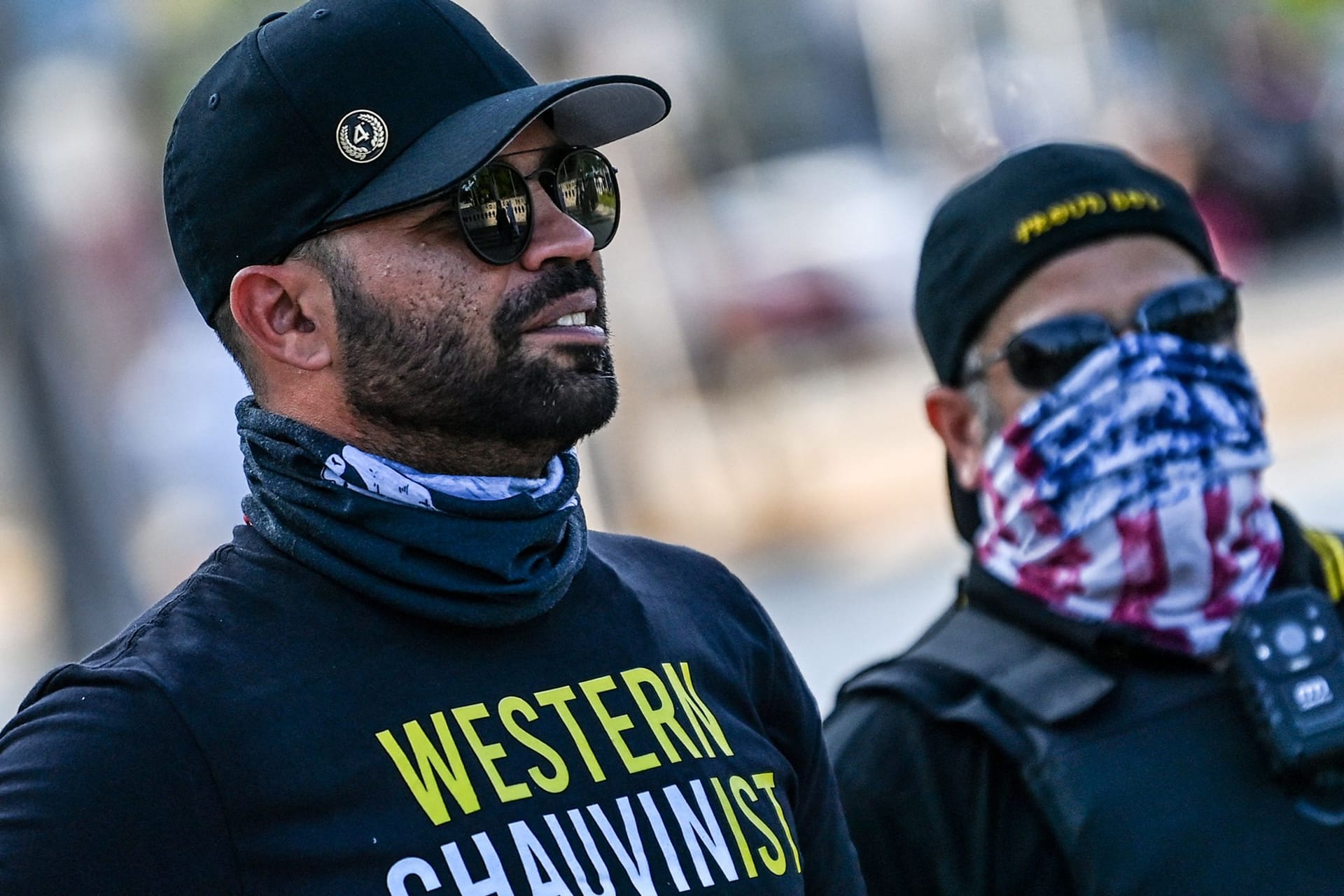 Der Anführer der rechtsextremen Proud Boys-Gruppierung, Enrique Tarrio (l.), in Miami (Archivbild). Die Proud Boys gelten als Trump-Fanatiker.