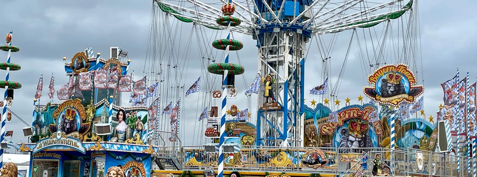 Der "Bayern Tower" ist in diesem Jahr auch wieder auf der Rheinkirmes.