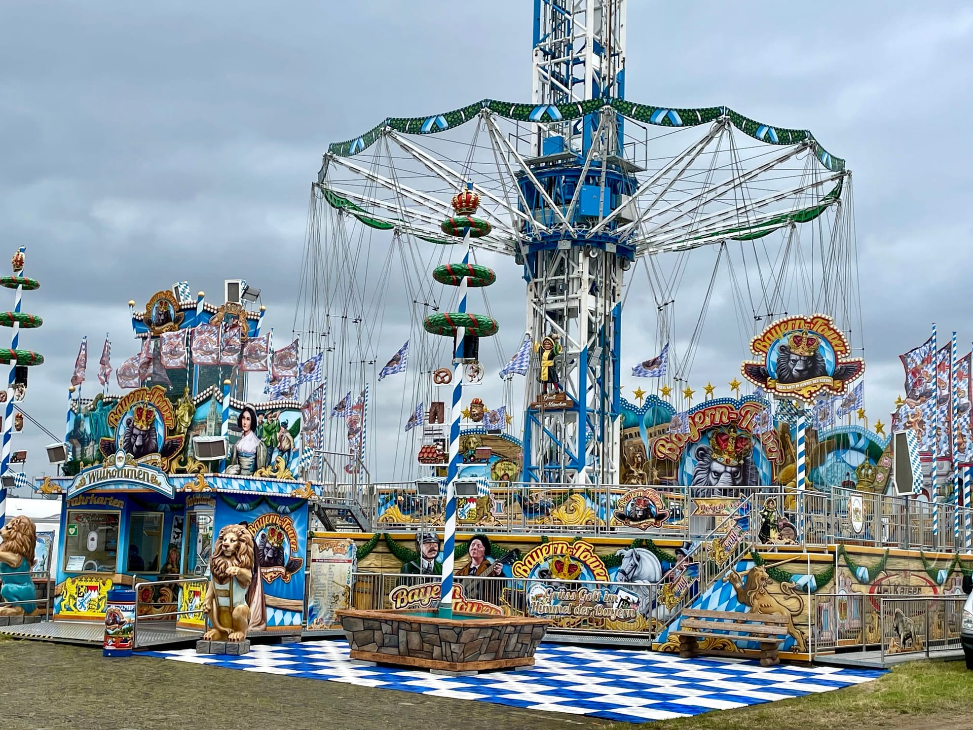 Der "Bayern Tower" ist in diesem Jahr auch wieder auf der Rheinkirmes.