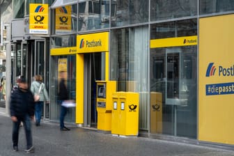 Passanten vor einer Postbankfiliale (Archivfoto): Die Bank will ins Digitale.