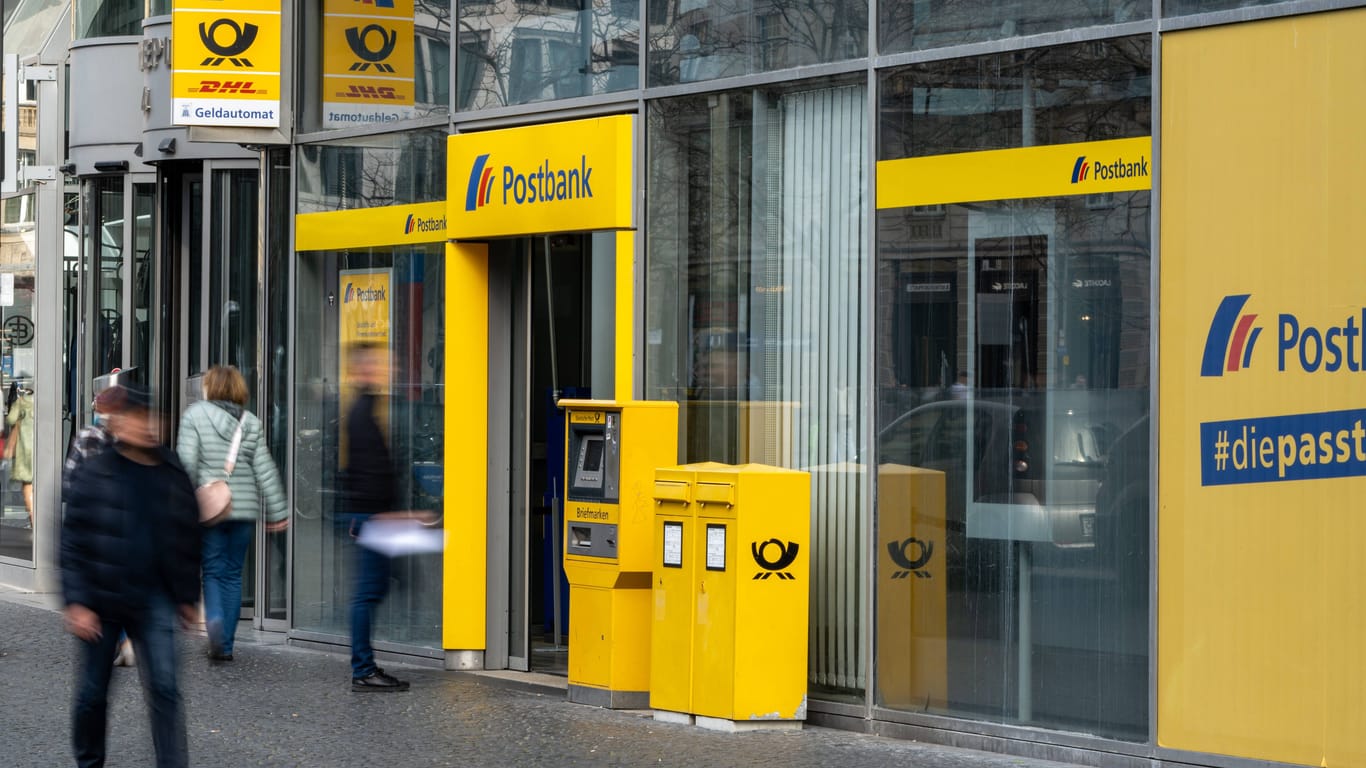 Passanten vor einer Postbankfiliale (Archivfoto): Die Bank will ins Digitale.