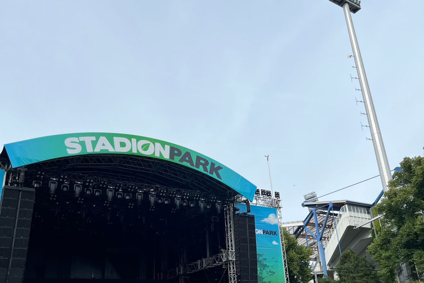 Die Bühne liegt direkt hinter dem Stadion.