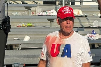 Nach dem Attentat in Butler, Pennsylvania: Ein Teilnehmer der Trump-Rallye steht vor der Tribüne.