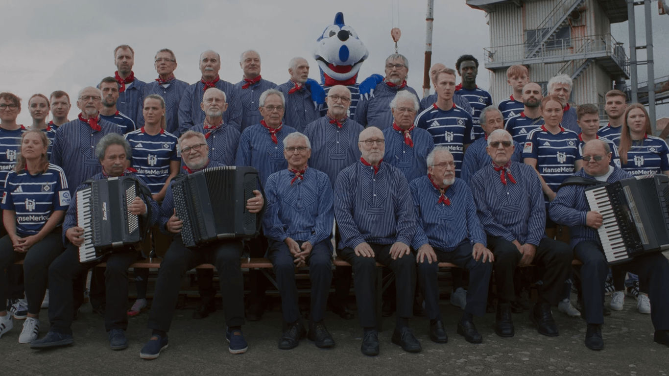 Wie ein Shantychor gekleidet: Der HSV singt sich in der neuen Saison im Fischerhemd durch die zweite Liga.