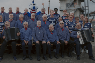 Wie ein Shantychor gekleidet: Der HSV singt sich in der neuen Saison im Fischerhemd durch die zweite Liga.