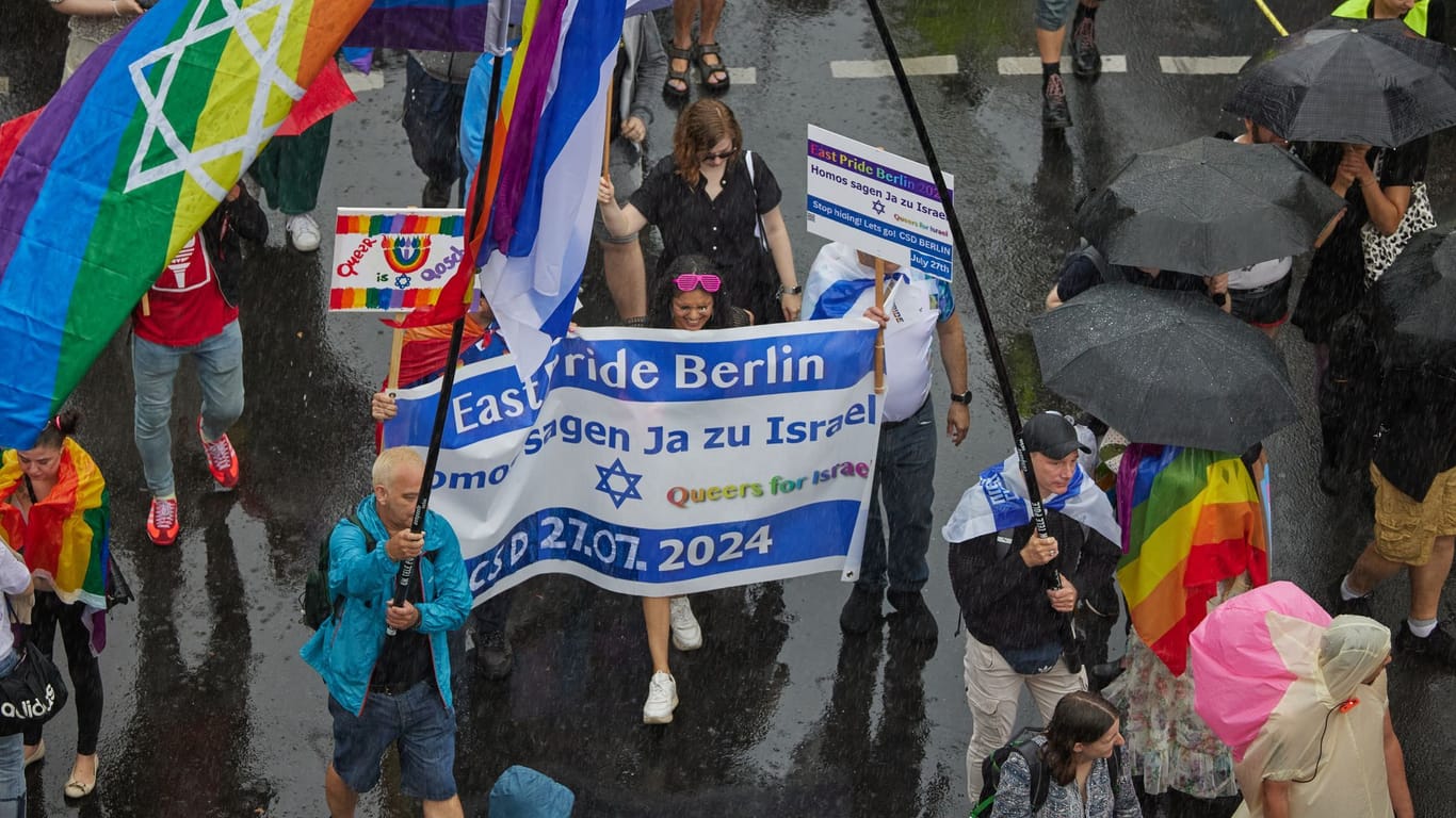 Transparente mit der Aufschrift "Homos sagen ja Israel" sind bei dem 46. Berlin Pride Umzug zum Christopher Street Day (CSD) zu sehen.