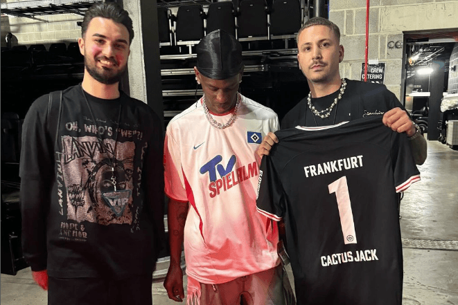 Rapstar Travis Scott (m.) besitzt jetzt ein HSV-Trikot: Am Dienstag gibt er ein Konzert in der Hansestadt.