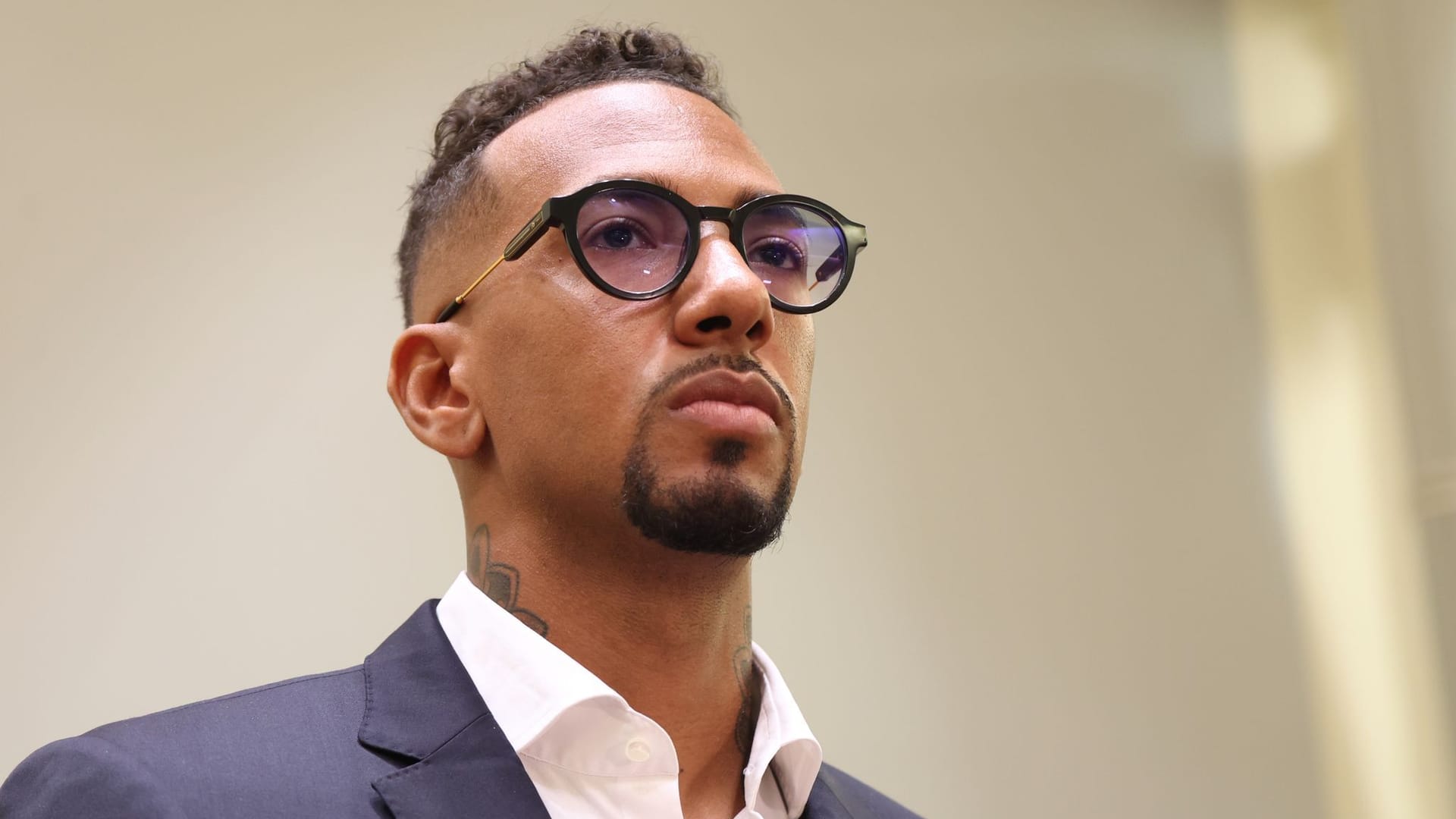 Jérôme Boateng, Fußball-Profi, steht im Landgericht in der Anklagebank.