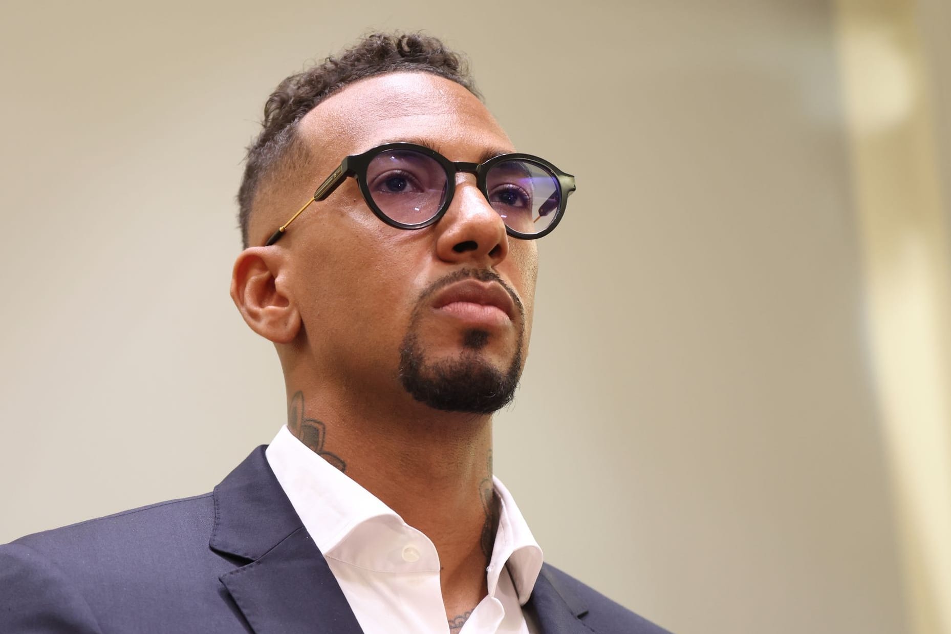 Jérôme Boateng, Fußball-Profi, steht im Landgericht in der Anklagebank.