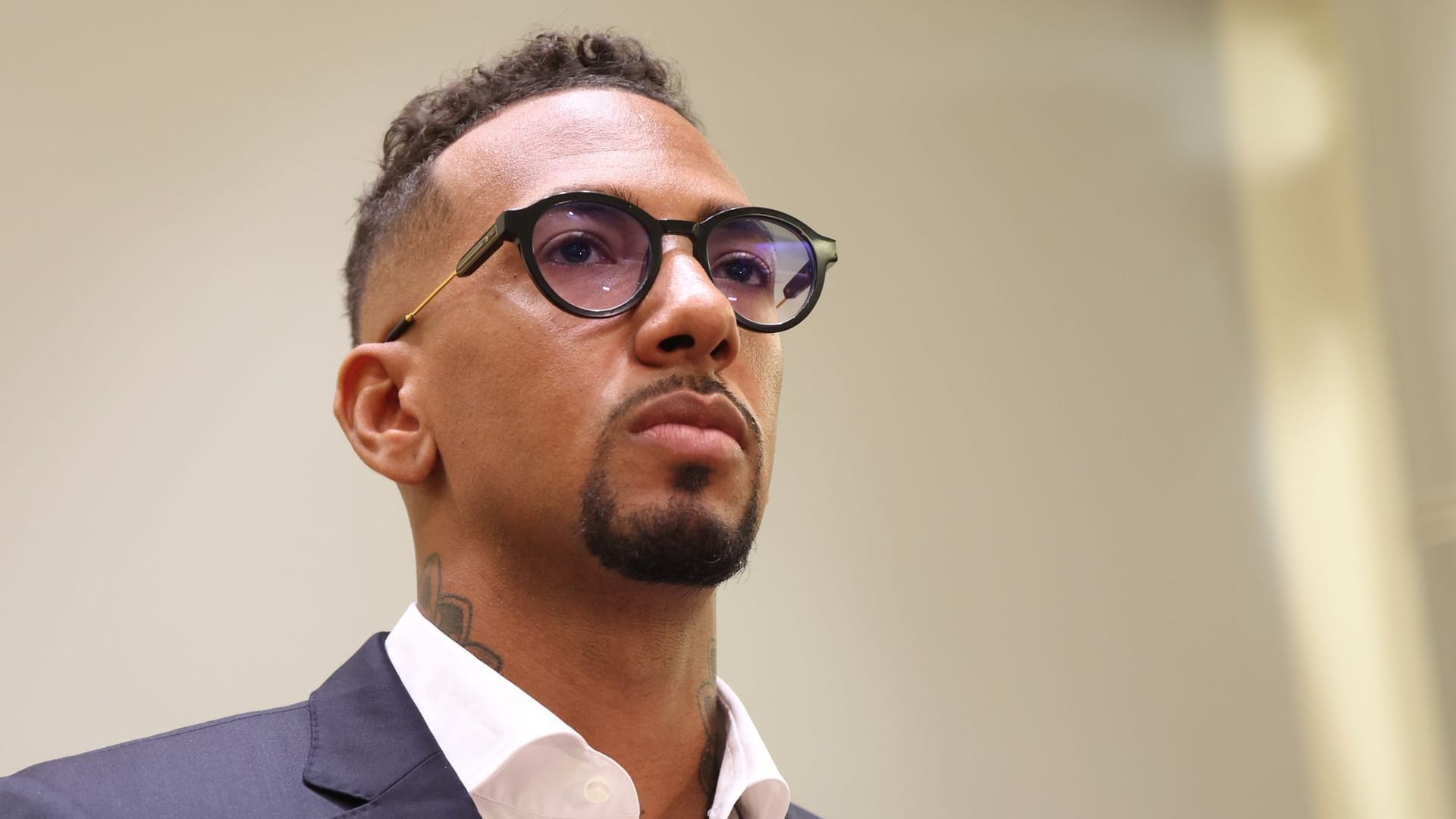 Jérôme Boateng, Fußball-Profi, steht im Landgericht in der Anklagebank.