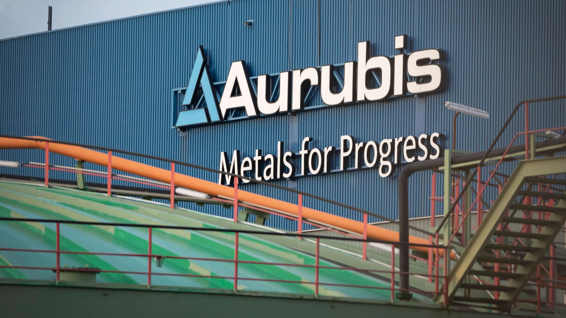 Ein Blick auf das Aurubis-Werk auf der Veddel (Symbolbild): Auf dem Gelände ist am Donnerstag ein Arbeiter ums Leben gekommen. Ein Blick auf das Aurubis-Werk auf der Veddel (Symbolbild): Auf dem Gelände ist am Donnerstag ein Arbeiter ums Leben gekommen.