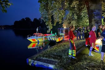 Rettungseinsatz der Feuerwehr auf dem Müggelsee am Sonntagabend: Die Suche wurde abgebrochen.