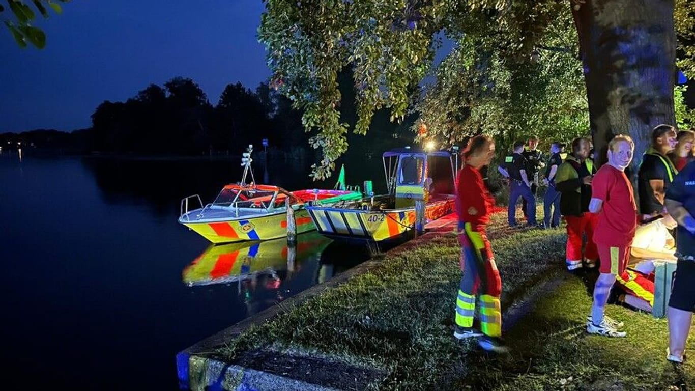 Rettungseinsatz der Feuerwehr auf dem Müggelsee am Sonntagabend: Die Suche wurde abgebrochen.