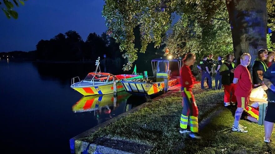 Rettungseinsatz der Feuerwehr auf dem Müggelsee am Sonntagabend: Die Suche wurde abgebrochen. Rettungseinsatz der Feuerwehr auf dem Müggelsee am Sonntagabend: Die Suche wurde abgebrochen.