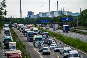 Stau auf der A2 bei Bottrop (Archivfoto): Auf den Straßen von Nordrhein-Westfalen soll es am Wochenende voll werden.