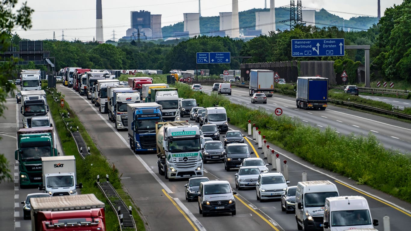 Stau auf der A2 bei Bottrop (Archivfoto): Auf den Straßen von Nordrhein-Westfalen soll es am Wochenende voll werden.