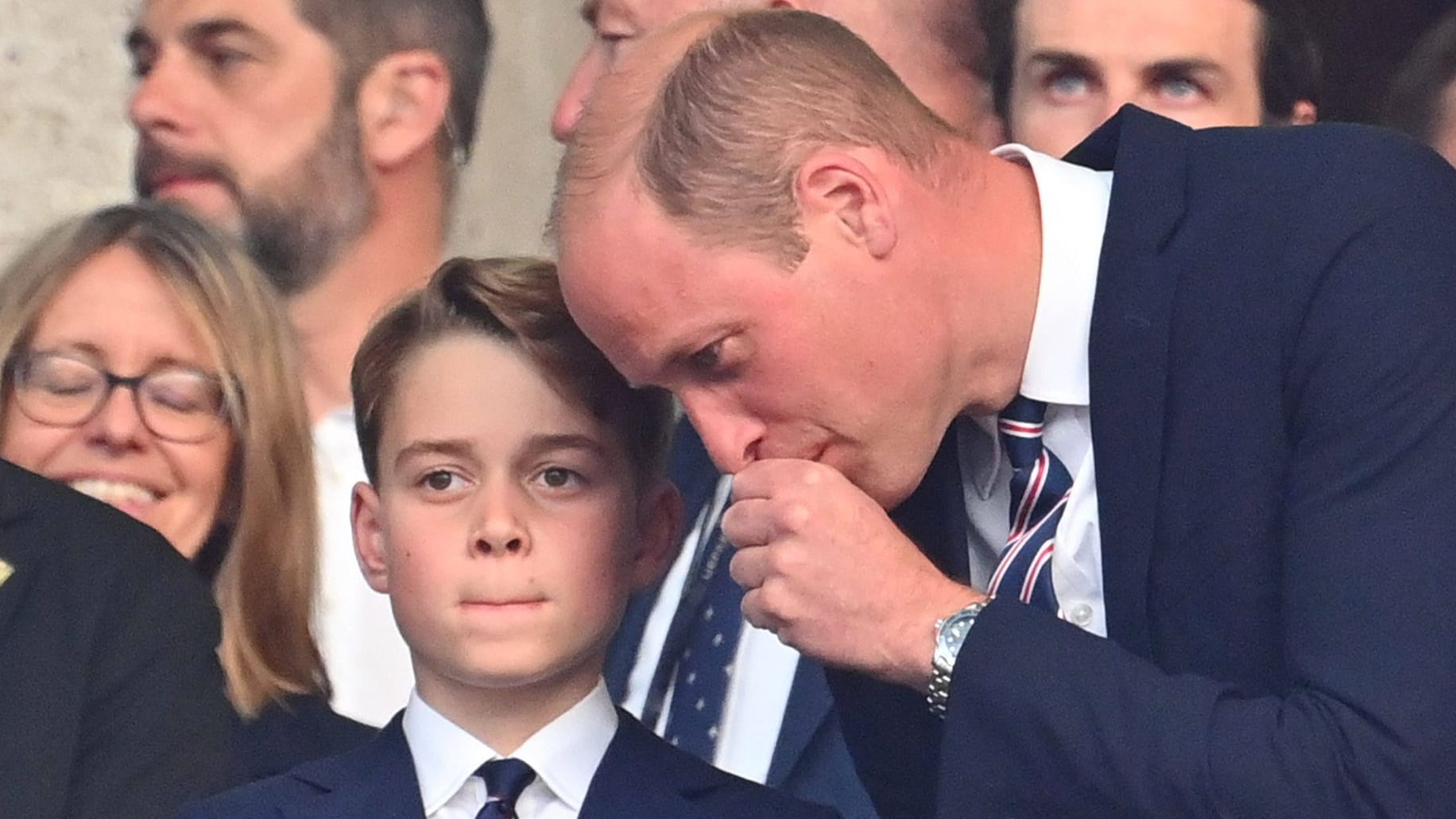 Prinz William spricht zu seinem Sohn Prinz George beim EM-Finale in Berlin.