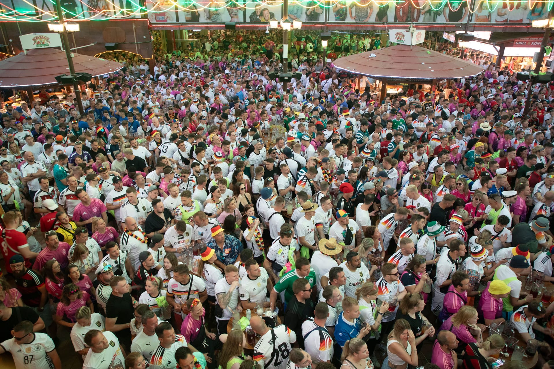 Public Viewing im Bierkönig am Strand von Arenal auf Mallorca: Eine Atmosphäre wie im Stadion.