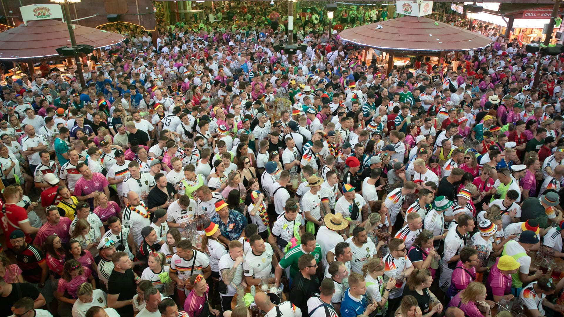 Public Viewing im Bierkönig am Strand von Arenal auf Mallorca: Eine Atmosphäre wie im Stadion.