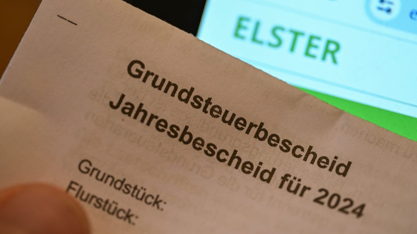 Ein Grundsteuerbescheid für 2024 (Symbolbild): Verbände begrüßen die Grundsteuerreform – dennoch bleibt Kritik an hohen Wohnnebenkosten in Hamburg.