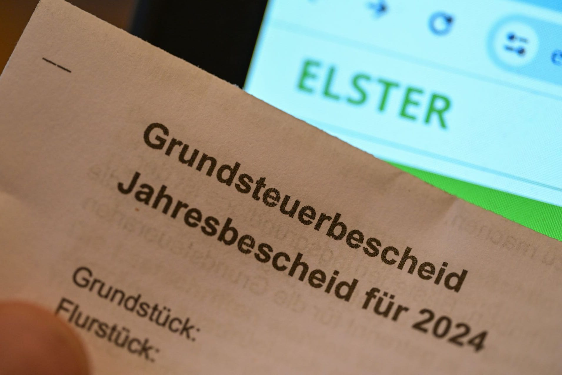 Ein Grundsteuerbescheid für 2024 (Symbolbild): Verbände begrüßen die Grundsteuerreform – dennoch bleibt Kritik an hohen Wohnnebenkosten in Hamburg.