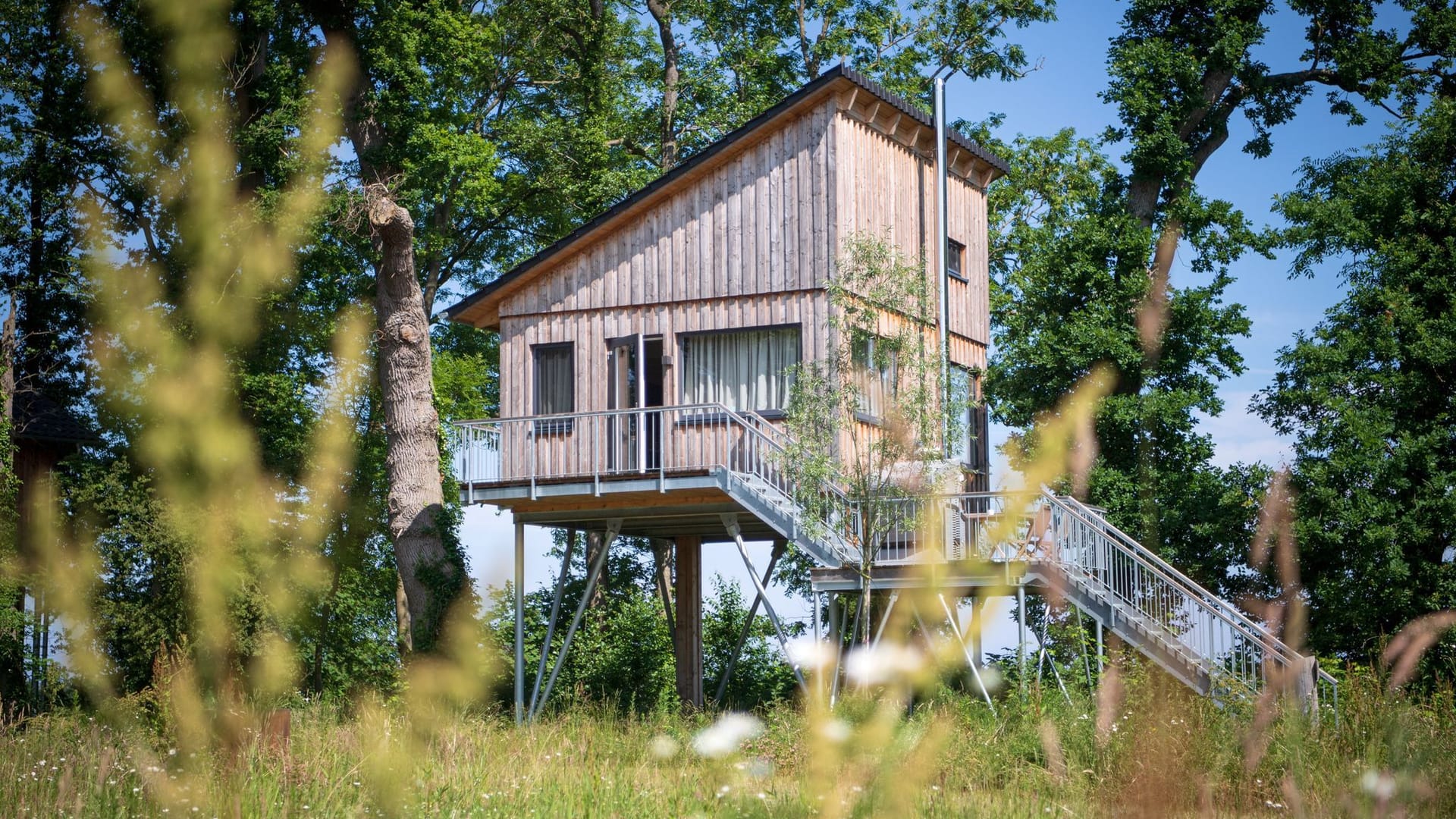 Eines der Häuser vom Baumhaushotel Otterndorf am Elbdeich.