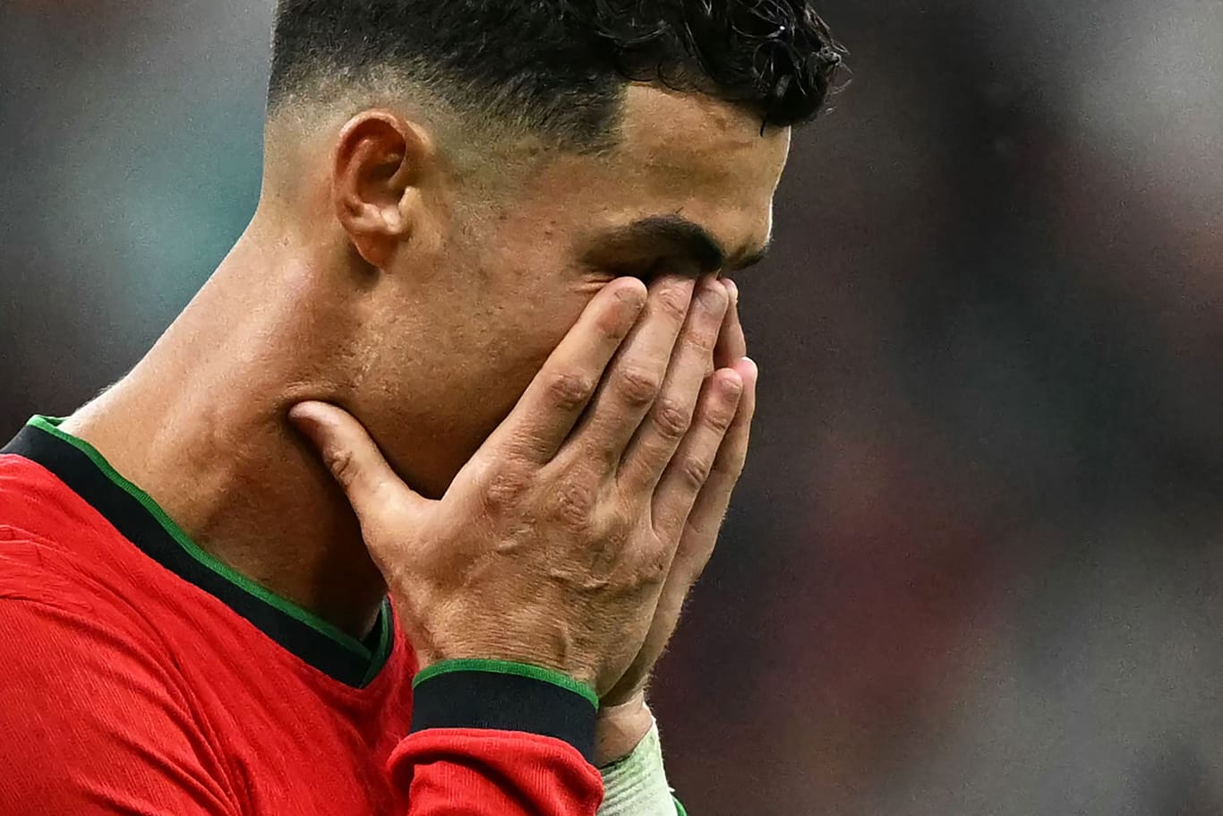 Tränen lügen nicht: Portugals Superstar Cristiano Ronaldo nach seinem verschossenen Elfmeter gegen die Slowakei.