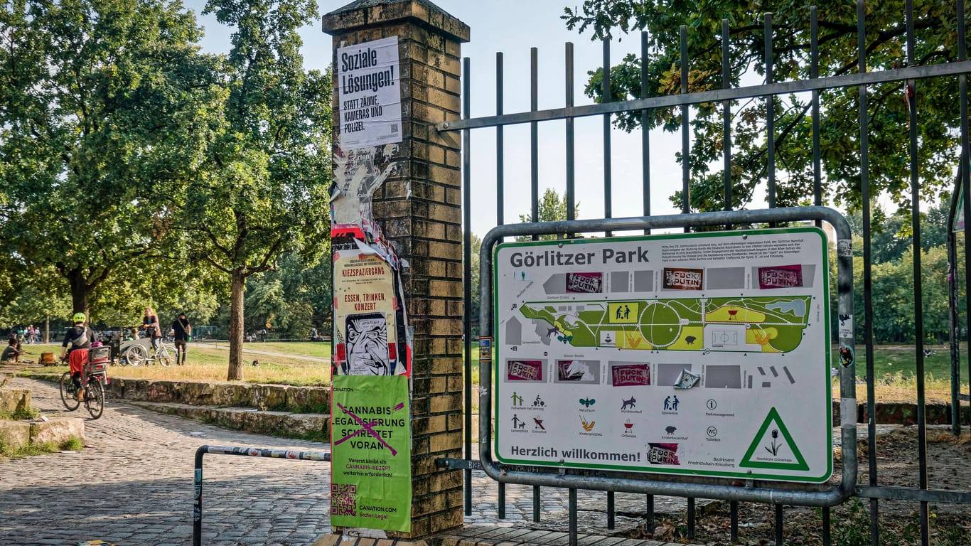Eingang zum Görlitzer Park (Archivbild): In den letzten Monaten ist eine hitzige Debatte um die Einzäunung der Anlage entstanden.