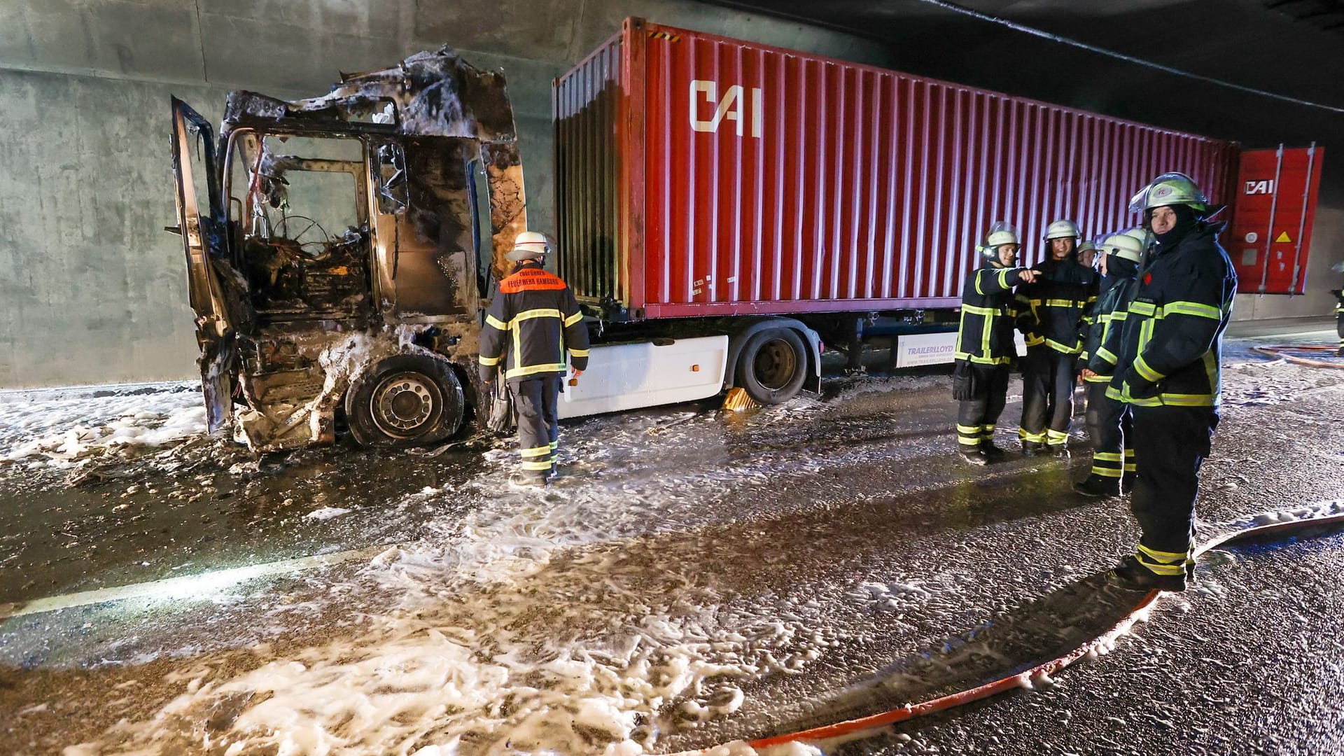 Warum das Feuer ausgebrochen war, konnte die Feuerwehr bislang nicht sagen.