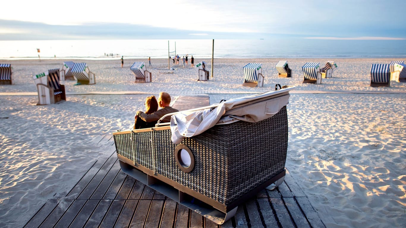 Schlafstrandkorb auf Norderney: In den Strandkörben können Urlauber eine Nacht unter dem Sternenhimmel und mit dem Meeresrauschen der Nordsee genießen.