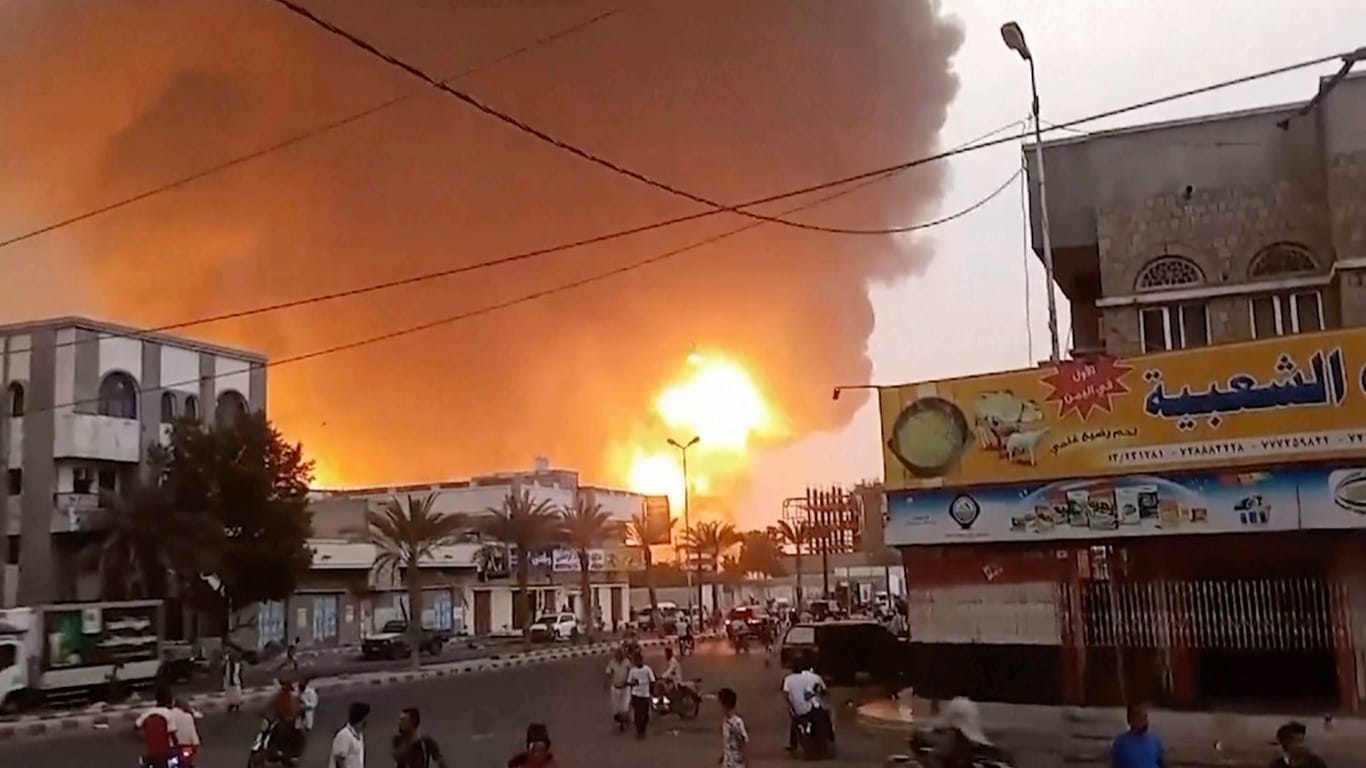 Auf diesem Videostandbild steigen Rauch und Flammen hinter Gebäuden auf. Die israelische Armee hat nach eigenen Angaben mehrere Ziele der Houthi im Westjemen angegriffen.