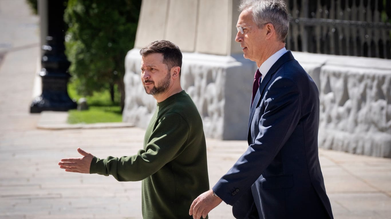 Wolodymyr Selenskyj (l) und Jens Stoltenberg