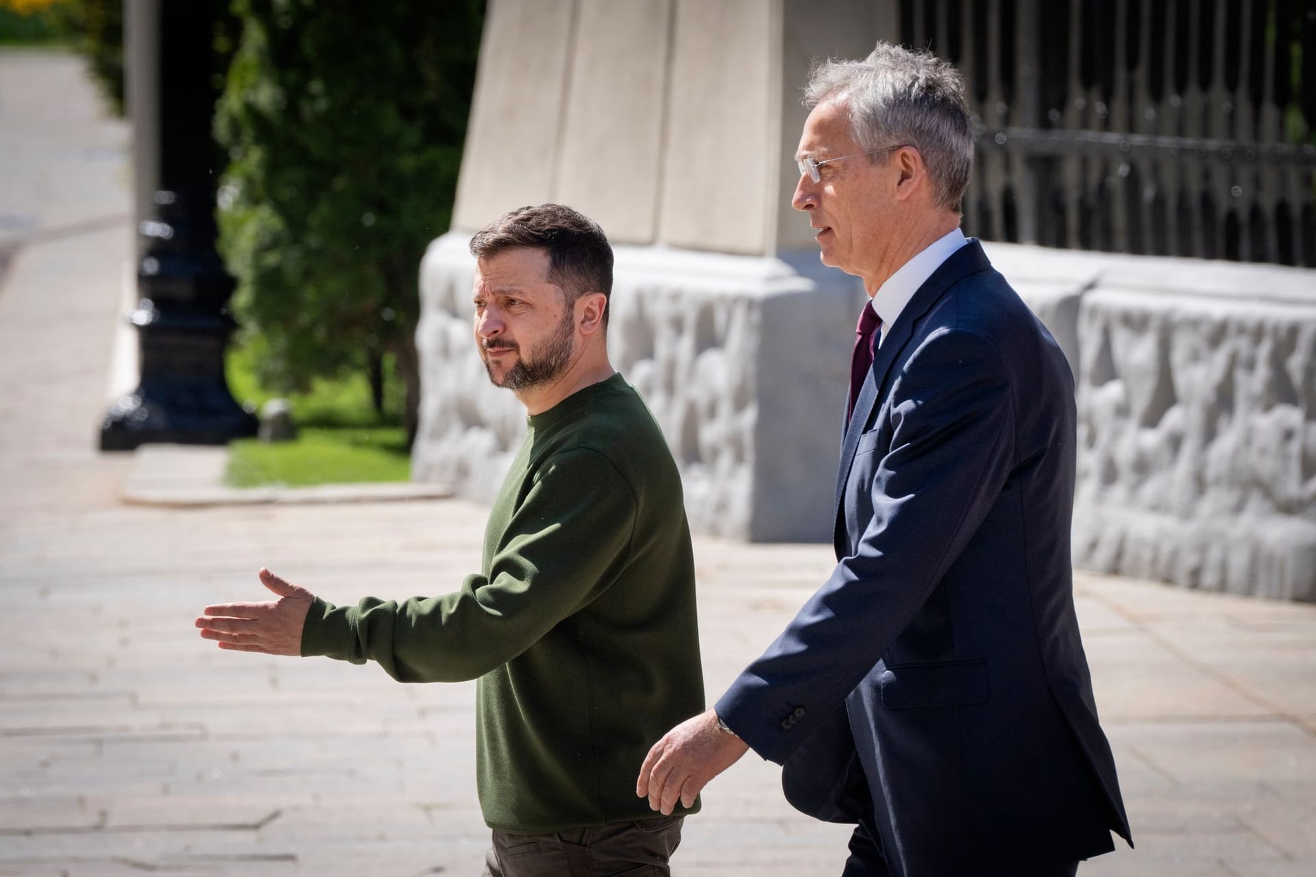 Wolodymyr Selenskyj (l) und Jens Stoltenberg