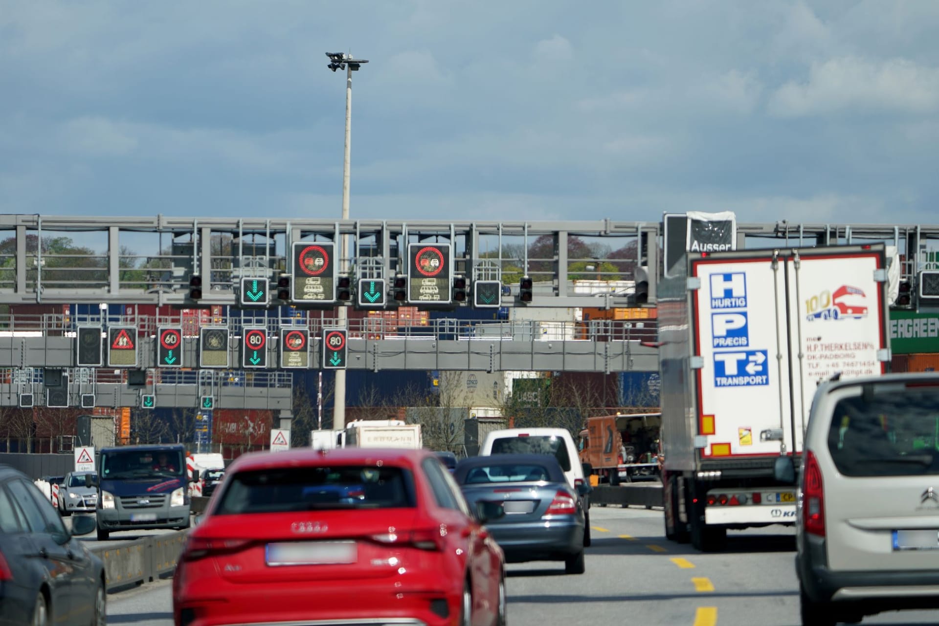 Autos fahren auf der A7 in Richtung Norden in den Elbtunnel: Mindestens eine Dreiviertelstunde sollten Urlauber am Wochenende hier zusätzlich einplanen.