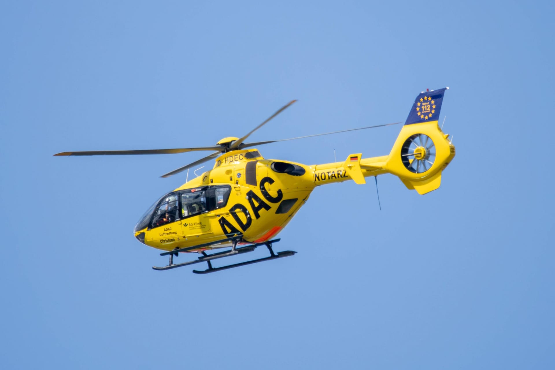 Rettungshubschrauber (Symbolbild): Ein Junge ist nach dem Sportunterricht in eine Klinik geflogen worden und dort gestorben.