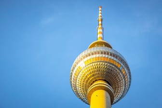 Der Fernsehturm in der Sonne (Symbolbild): Nach einem verregneten Wochenende wird es wieder heiß in Berlin.