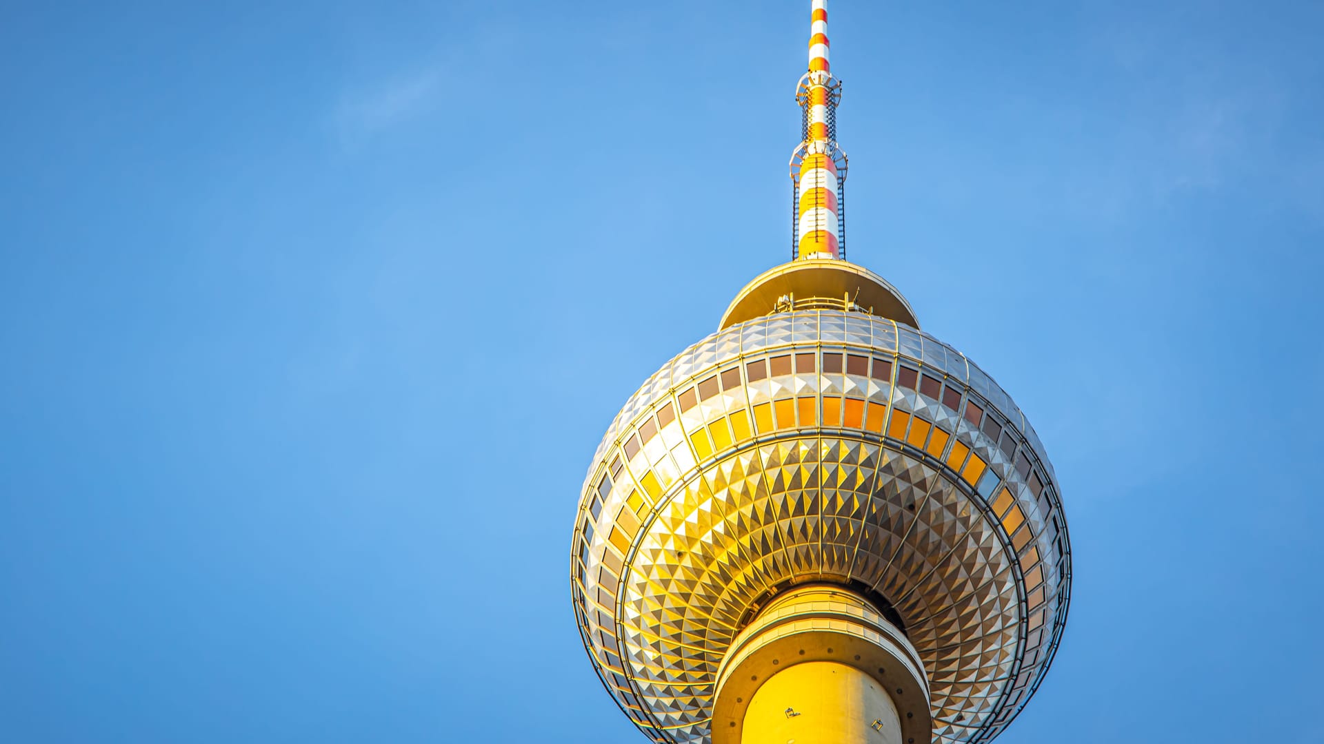 Der Fernsehturm in der Sonne (Symbolbild): Nach einem verregneten Wochenende wird es wieder heiß in Berlin.