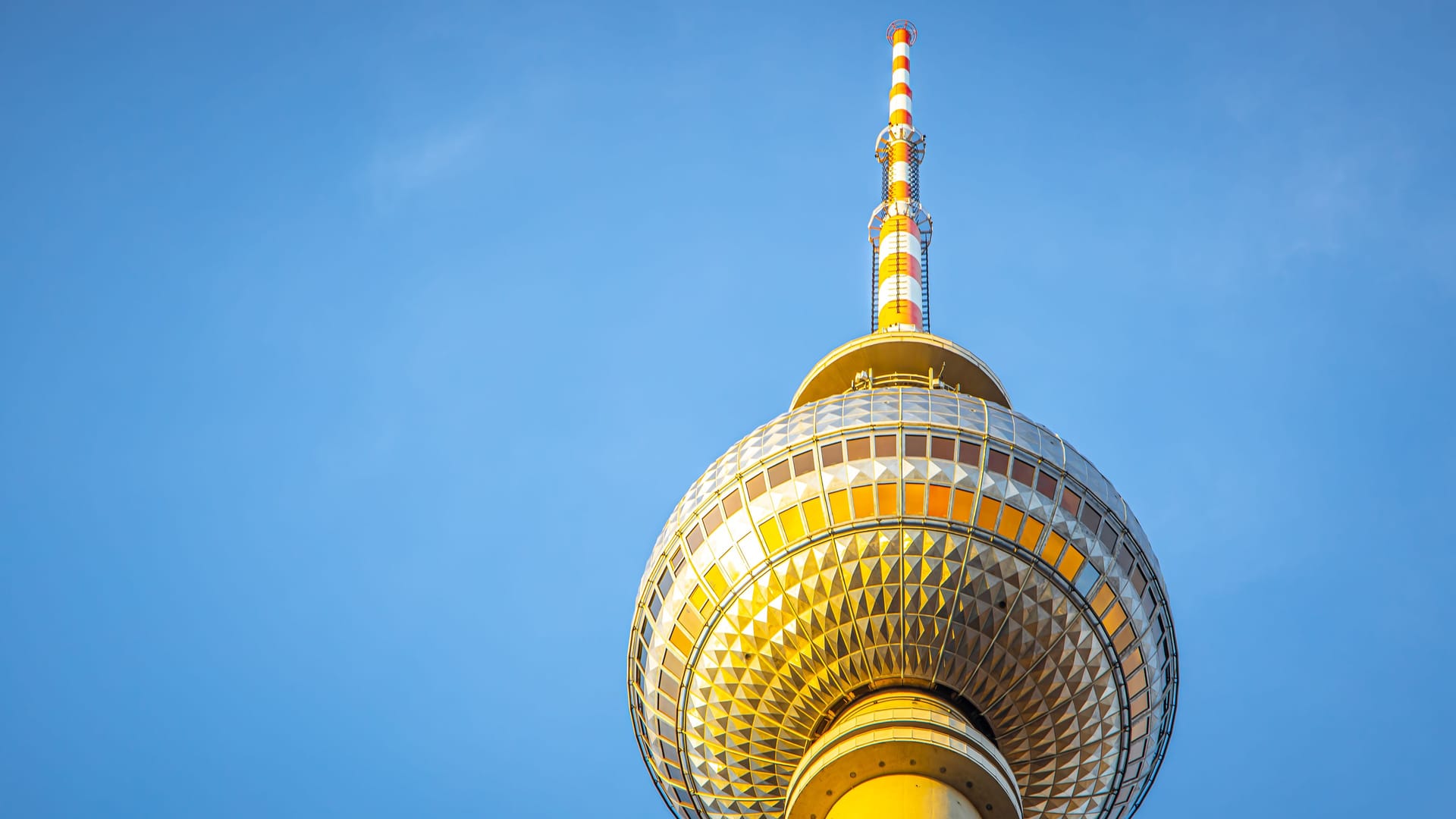 Der Fernsehturm in der Sonne (Symbolbild): Nach einem verregneten Wochenende wird es wieder heiß in Berlin.