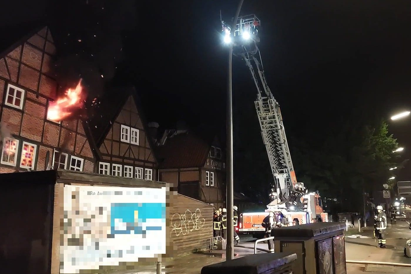 Brand in der Lämmertwiete: Die Feuerwehr war mit starken Kräften vor Ort.