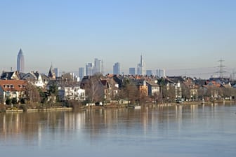 Die provisorische Brücke soll den Alltag der Menschen in Griesheim spürbar erleichtern (Symbolbild des Mainufers in Griesheim).