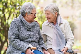 Rentnerinnen unterhalten sich: Wer 1.500 Euro Rente bezieht, bekommt bereits mehr als der durchschnittliche Rentner in Deutschland.