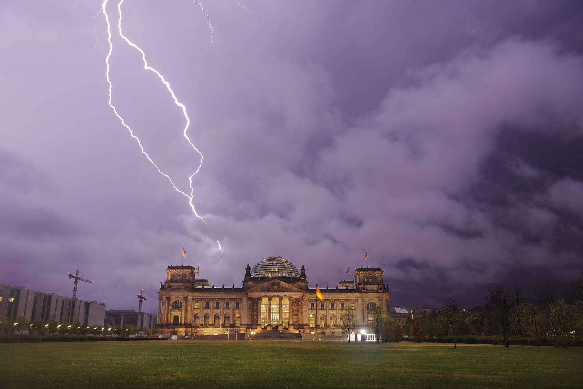 Gewitter über dem Reichstag in Berlin (Archivfoto): Zuletzt hatte es mehrere Unwetter über der Hauptstadt gegeben.