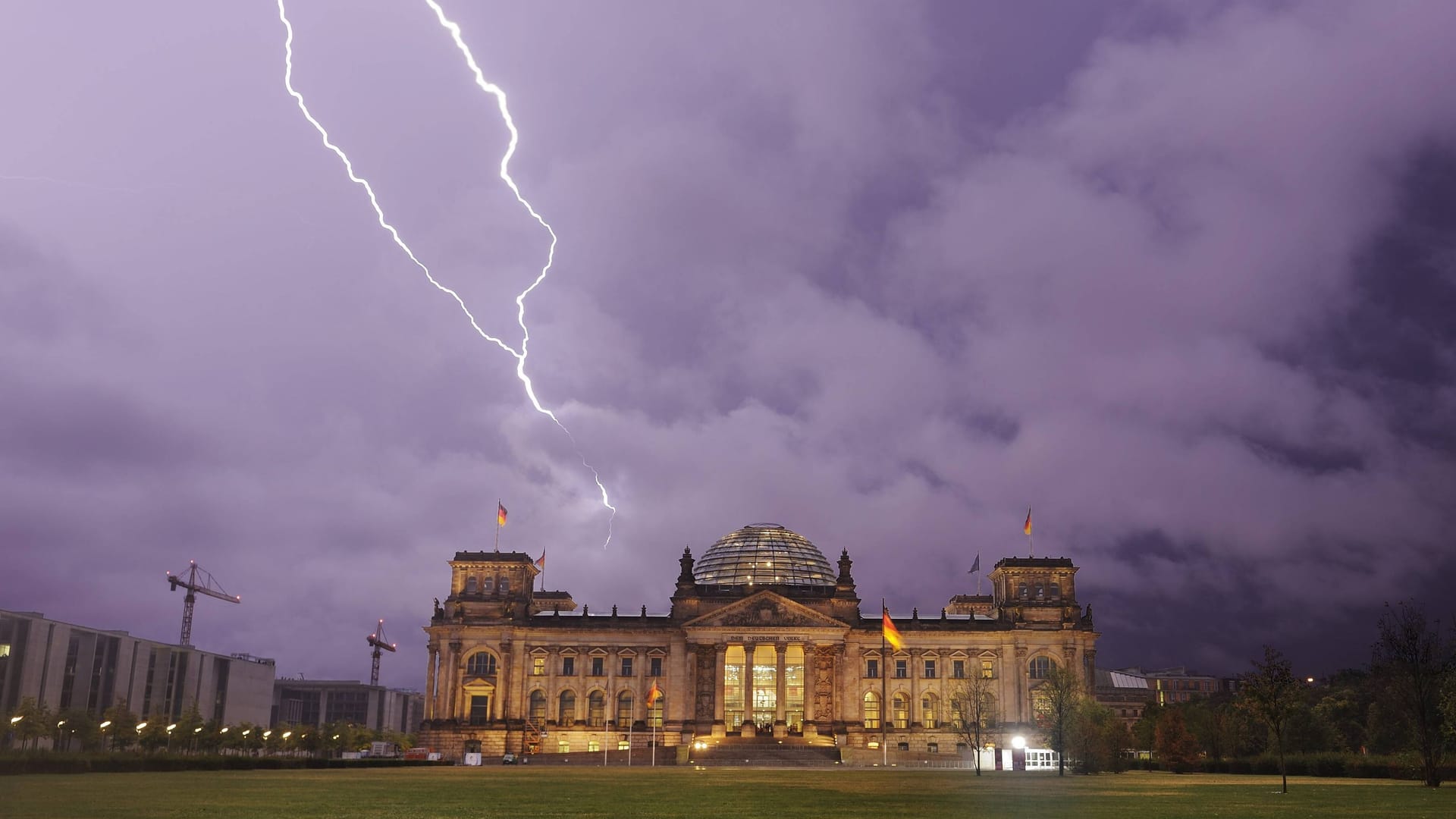 Gewitter über dem Reichstag in Berlin (Archivfoto): Zuletzt hatte es mehrere Unwetter über der Hauptstadt gegeben.