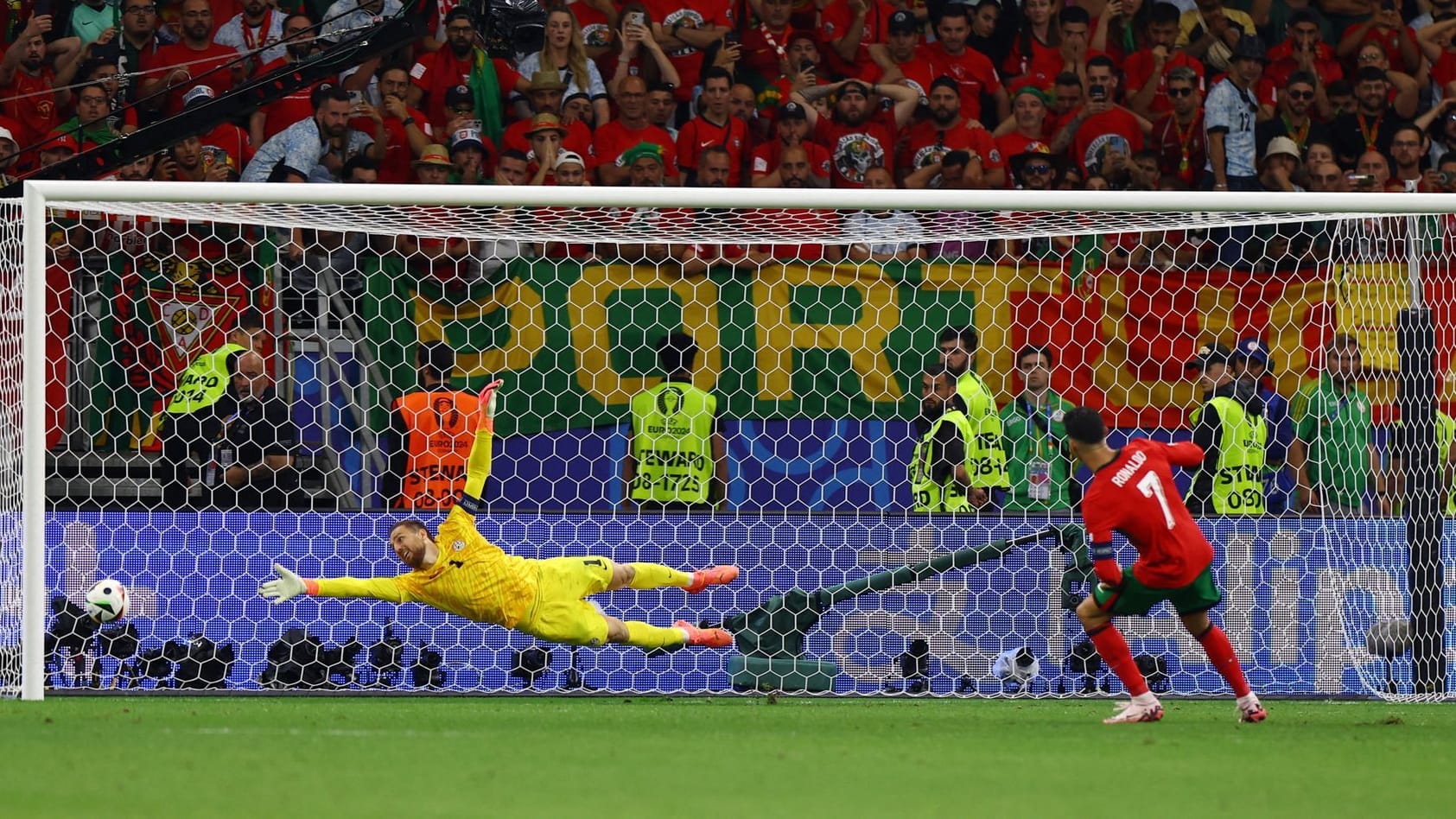 Jetzt hat es geklappt: Ronaldo trifft im Elfmeterschießen gegen Sloweniens Torwart Oblak.