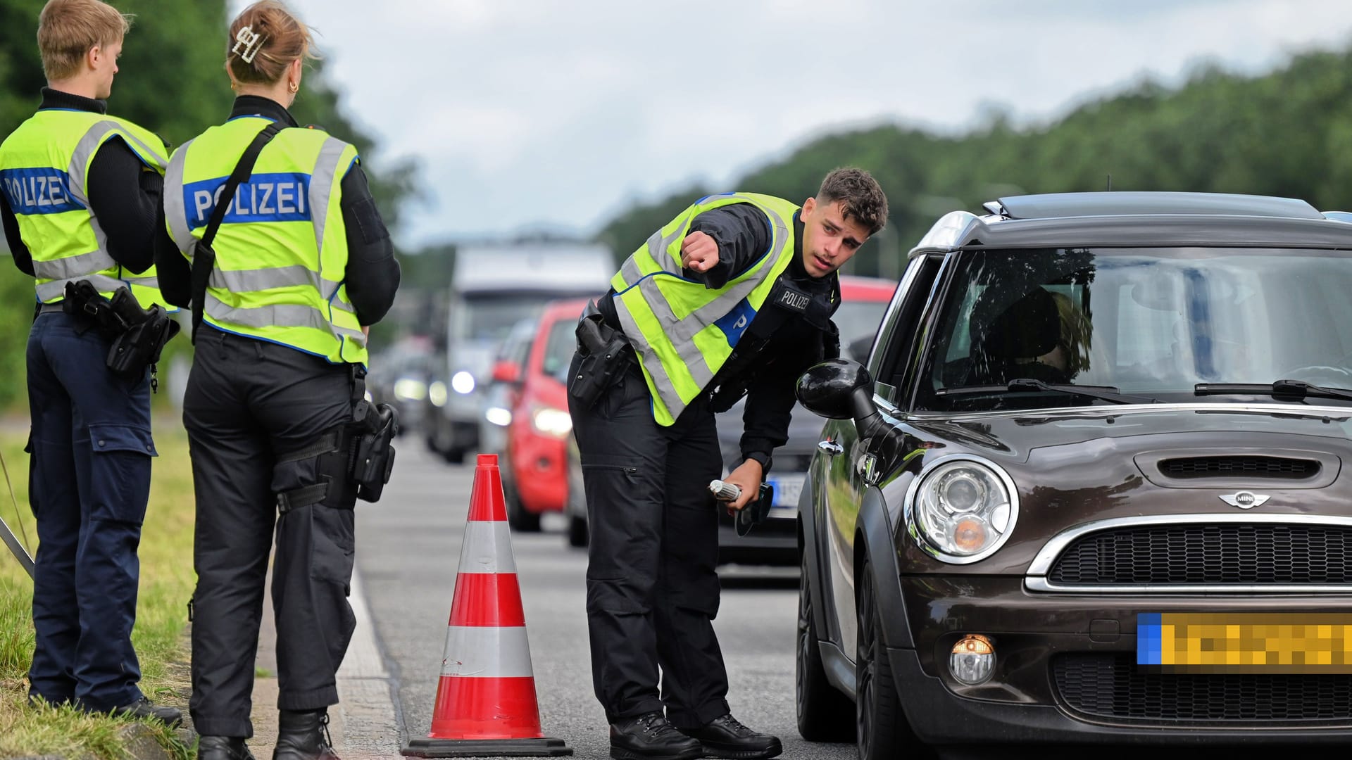 Eine Grenzkontrolle auf der Autobahn: Die CDU-Innenminister wollen die deutschen Binnengrenzen auch weiterhin bewachen lassen.