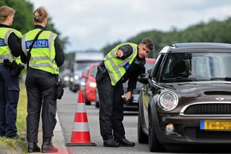 Eine Grenzkontrolle auf der Autobahn: Die CDU-Innenminister wollen die deutschen Binnengrenzen auch weiterhin bewachen lassen.