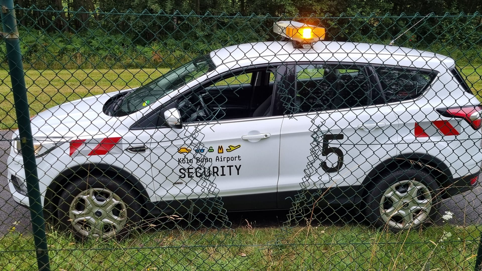 Ein Loch im Zaun wird durch die Bundespolizei und die Airport Security bewacht.