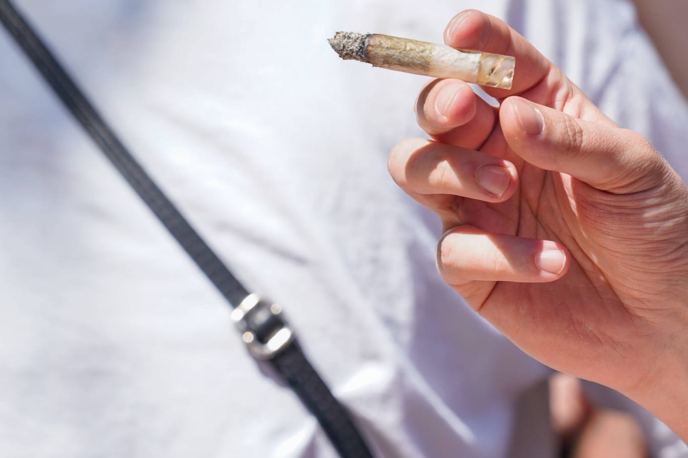 Eine Person hält einen Joint in der Hand (Symbolbild): CDU-Chef Dennis Thering attackiert die Cannabis-Freigabe scharf.